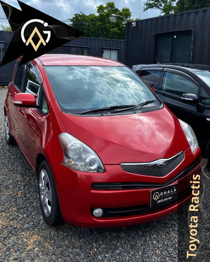 Toyota Ractis rojo en la playa de Ghala Automotores